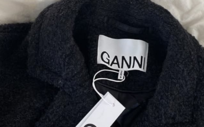 5 Méthodes Pratiques pour Ajouter une Étiquette à Vos Vêtements