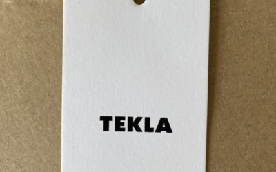 Tout Savoir sur l’Étiquette Carton (Hang Tag) pour Vêtements : Un Outil Essentiel pour Votre Marque
